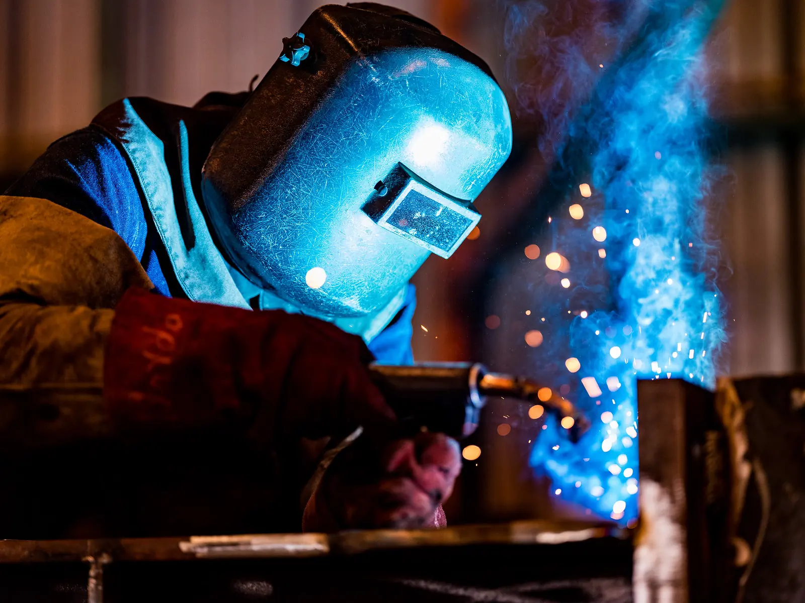 Metalitec — Chispas, grúas y acero.