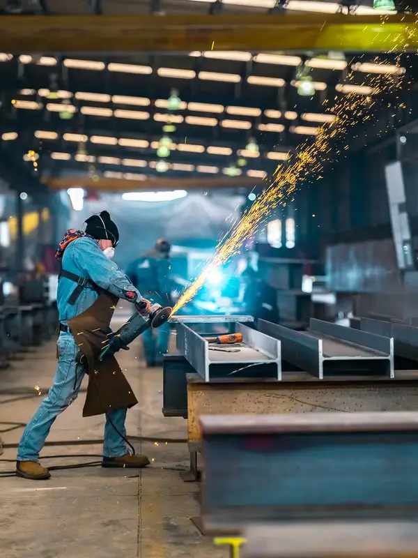 Metalitec — Chispas, grúas y acero.