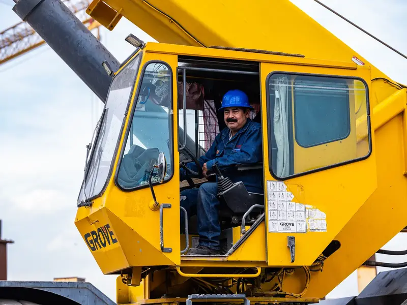 Metalitec — Chispas, grúas y acero.