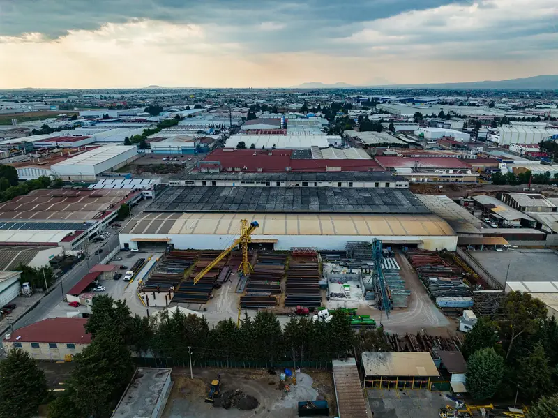 Metalitec — Chispas, grúas y acero.