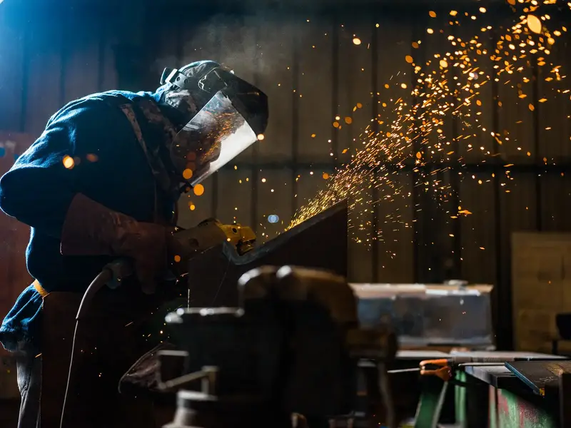 Metalitec — Chispas, grúas y acero.