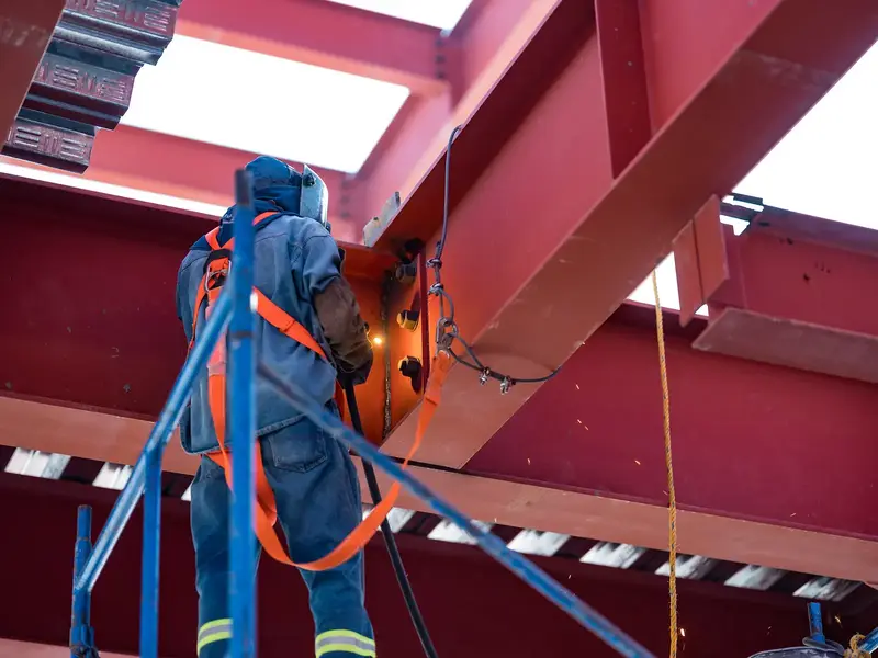 Metalitec — Chispas, grúas y acero.
